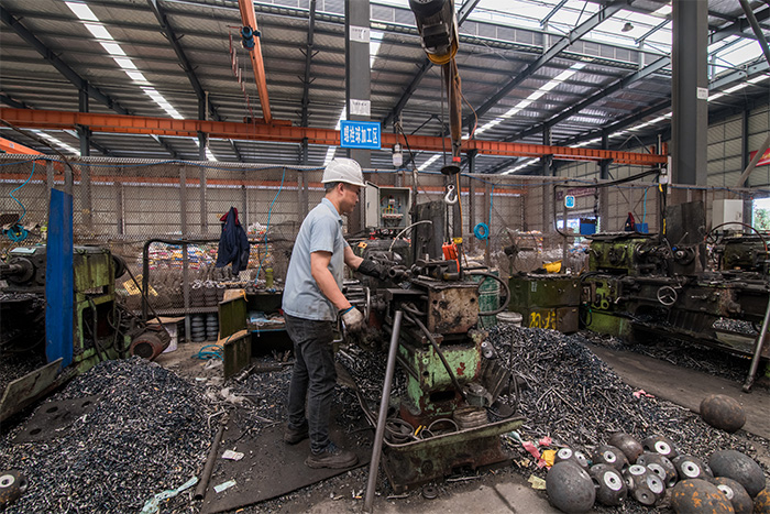 睢寧網(wǎng)架配件-螺栓球加工車(chē)間